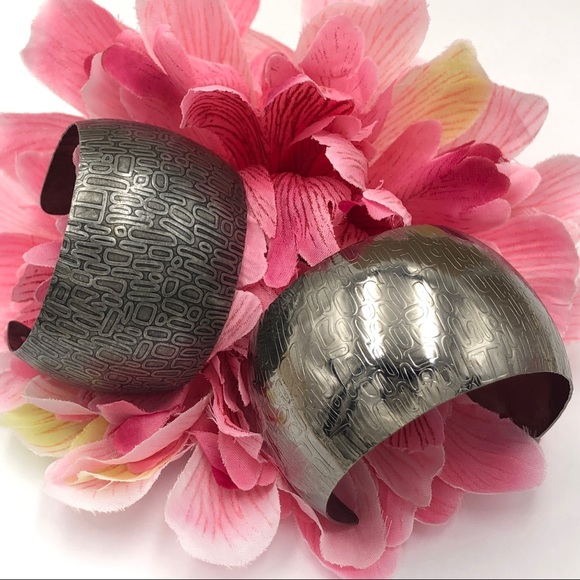 🍀 Wide Abstract Patterned Cuff Bracelet - Picture 1 of 4